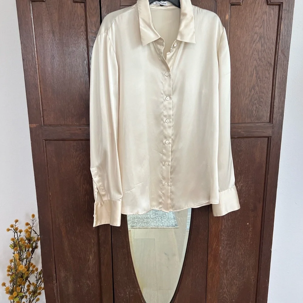 Elegant Cream Satin Blouse - Picture 6 of 10